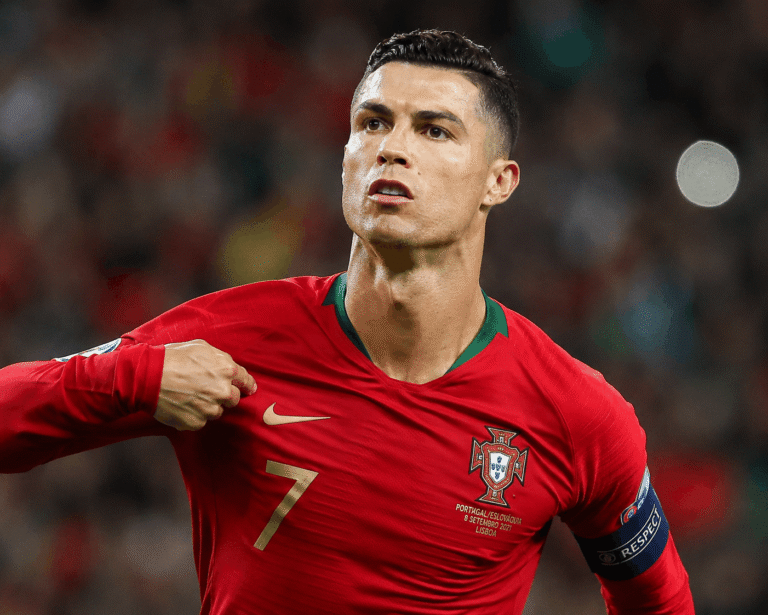 গোল করার পর নিজের বিখ্যাত উদযাপনে মেতে উঠেছেন ক্রিশ্চিয়ানো রোনালদো।